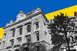 Hauptgebäude der Universität Bern und die Ukrainische Flagge